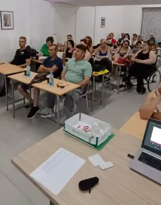 Εκπαιδευτικός κάνει μάθημα σε Σχολείο Δεύτερης Ευκαιρίας (ΣΔΕ)