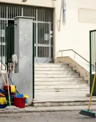 Καθαρίστρια έξω από σχολείο