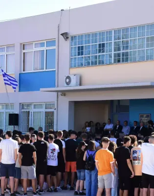 Αγιασμός μαθητών στο σχολείο