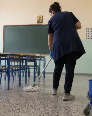 Σχολικές καθαρίστριες