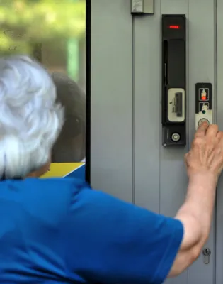 Είσοδος γυναίκας συνταξιούχου σε τράπεζα