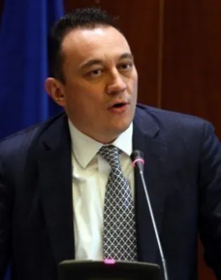 Ο υφυπουργός Παιδείας Κώστας Βλάσης απάντησε στη Βουλή για το λάθος στις Πανελλαδικές εξετάσεις