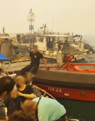 Επιχείρηση εκκένωσης διά θαλάσσης βρίσκεται σε εξέλιξη στον Άγιο Βασίλειο Βοιωτίας, όπου περίπου 250 άνθρωποι έχουν εγκλωβιστεί στην παραλία λόγω της φωτιάς.