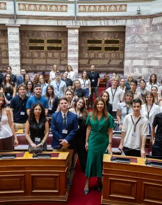 Η Υπουργός Παιδείας, Θρησκευμάτων και Αθλητισμού, Σοφία Ζαχαράκη στη Βουλή των Εφήβων