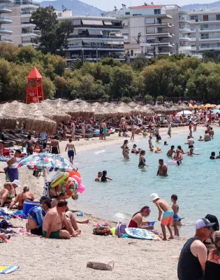 Παραλίες της Αττικής γεμάτες από κόσμο εν μέσω καύσωνα και υψηλών θερμοκρασιών