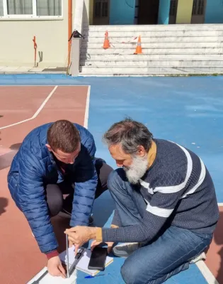 Μέτρηση της ακτίνας της Γης, στο ιστορικό πείραμα του Ερατοσθένη, στη Θεσσαλονίκη. 