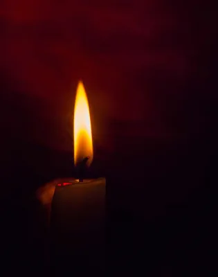Αναμμένο κερί σε μαύρο φόντο