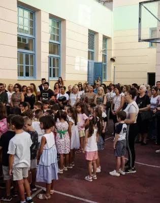 Αγιασμός σε σχολείο με μαθητές και εκπαιδευτικούς