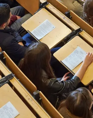 Αμφιθέατρο Πανεπιστημίου με φοιτητές