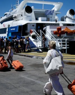 Αναπληρωτές εκπαιδευτικοί ταξιδεύουν με πλοίο κρατώντας βαλίτσες