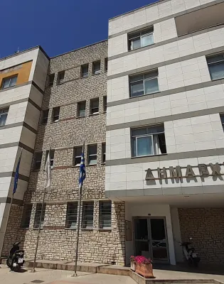 Πρόσοψη κτηρίου με πινακίδα που γράφει Δημαρχείο