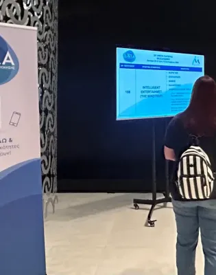 Γυναίκα περπατάει σε διάδρομο με το λογότυπο της ΔΥΠΑ