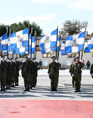 Επαγγελματίες Οπλίτες (ΕΠΟΠ) σε στάση προσοχής με σημαίες του Στρατού
