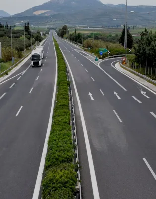 Αυτοκίνητο στην Εθνική Οδό