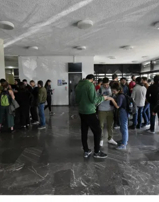 Πρωτοετείς φοιτητές κάνουν εγγραφή σε Πανεπιστήμιο