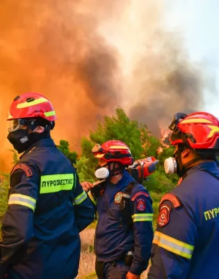 Πυροσβέστες δίπλα σε ενεργό μέτωπο φωτιάς