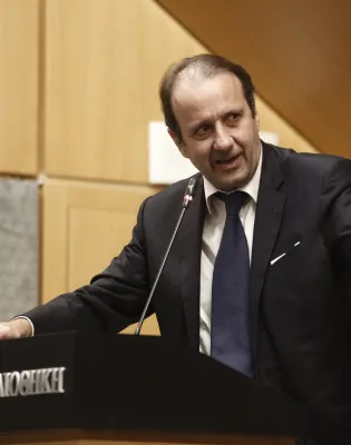 Ο καθηγητής Πάνος Λαζαράτος σε ομιλία