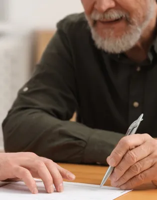 Δύο άνθρωποι υπογράφουν κληρονομιά