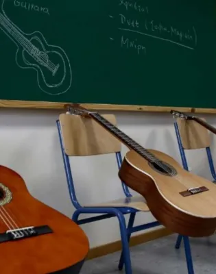 Μουσικό σχολείο, αίθουσα με κιθάρες και πίνακα