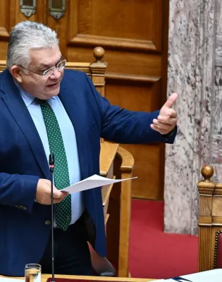 Ο υφυπουργός Παιδείας Νίκος Παπαιωάννου στη Βουλή