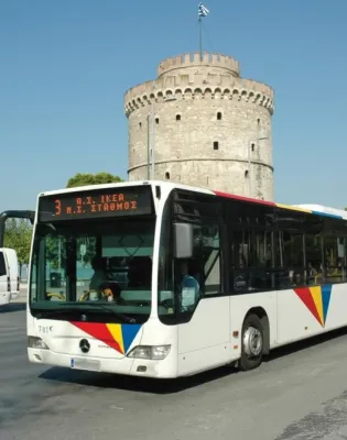 Λεωφορείο του ΟΑΣΘ με φόντο τον Λευκό Πύργο