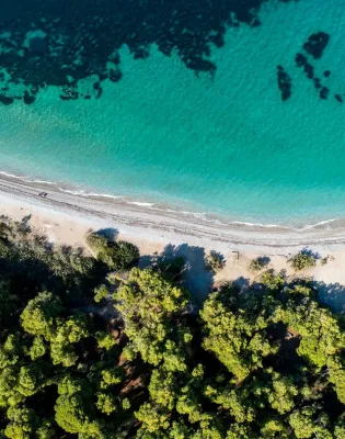 Η παραλία του Πευκιά στο Ξυλόκαστρο 