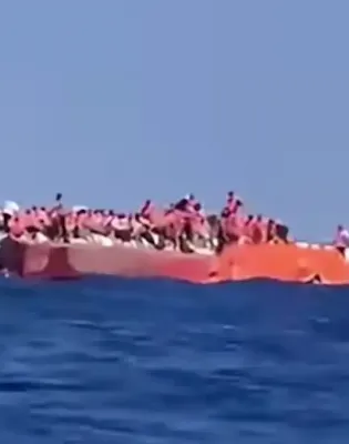 Επιβάτες του πλοίου που βυθίζεται στην Κύπρο κάθονται επάνω στο καράβι 