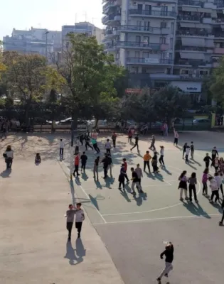 Προαύλιο σε σχολείο με μαθητές