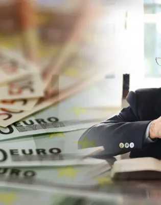 Συνταξιούχος πίνει τον καφέ του και στην ίδια εικόνα χαρτονομίσματα με ευρώ