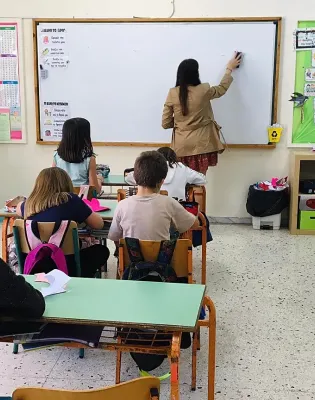 Εκπαιδευτικός κάνει μάθημα σε τάξη με μαθητές
