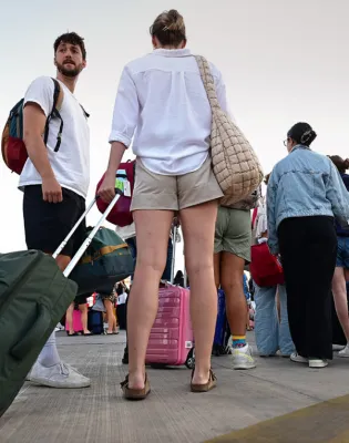 Εκδρομείς με βαλίτσες ετοιμάζονται να μπουν σε καράβι για διακοπές