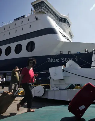 Τουρίστες ετοιμάζονται να ανέβουν σε πλοίο γραμμής με voucher από το πρόγραμμα Τουρισμός για Όλους 2026-2027