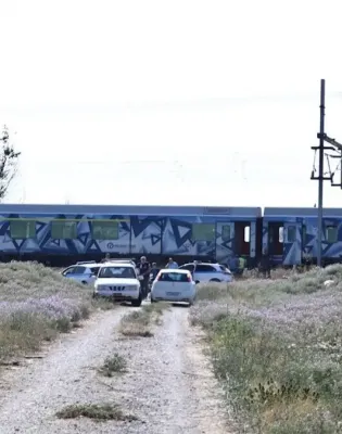 Νεκρός είναι ο πεζός που παρασύρθηκε το πρωί της Πέμπτης (27/8/2026) από αμαξοστοιχία της Hellenic Train λίγο έξω από τη Λάρισα, καθώς δεν κατέστη δυνατό να αποφευχθεί η παράσυρσή του.