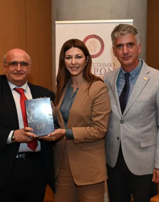 Η υπουργός Παιδείας Σοφία Ζαχαράκη και ο Πρύτανης του Πανεπιστημίου Πατρών Χρήστος Μπούρας