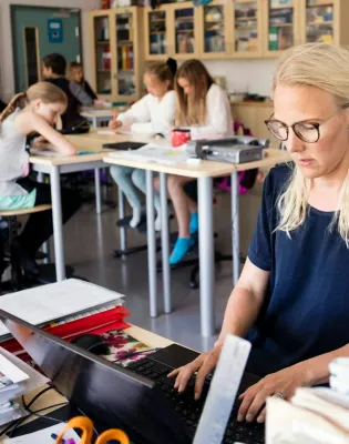 ekpaideytikoi multitasking