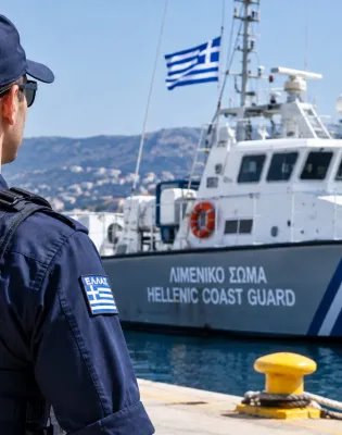 Στέλεχος του Λιμενικού κοιτάζει βάρκα του ΛΣ-ΕΛΑΚΤ