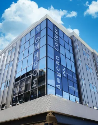 Εξωτερικος χώρος Aegean college