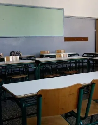 Αίθουσα σε Δημοτικό Σχολείο με θρανία, έδρα και πίνακα
