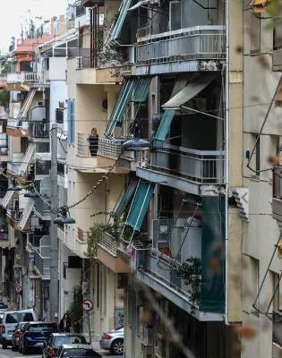 Δρόμος με ακίνητα και σπίτια σε πόλη