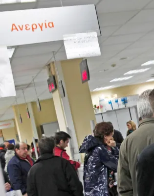 Άνεργοι περιμένουν στην ουρά στον ΟΑΕΔ (ΔΥΠΑ) για το επίδομα ανεργίας