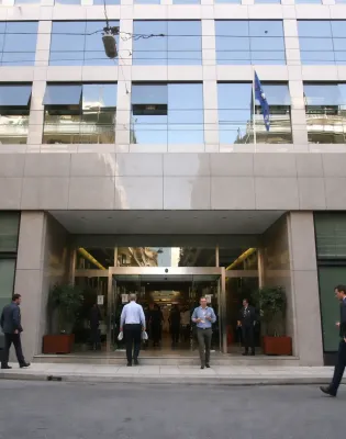 Κτήριο ΑΣΕΠ με κόσμο να μπαίνει και να βγαίνει