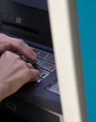 Γυναίκα κάνει ανάληψη χρημάτων από ATM
