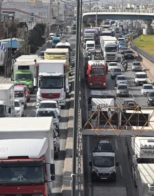 Κίνηση από αυτοκίνητα στους δρόμους της Αθήνας