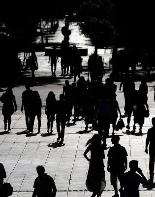 Πολίτες περπατάνε στο Σύνταγμα σε ασπρόμαυρο φόντο