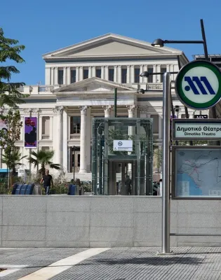 Η στάση μετρό Δημοτικό Θέατρο στον Πειραιά