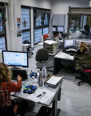 Δημόσιοι υπάλληλοι εργάζονται σε γραφείο