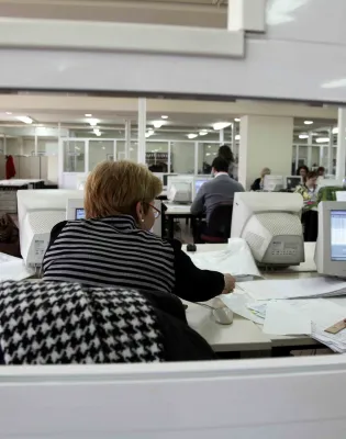 Δημόσιοι υπάλληλοι στην εργασία τους σε υπολογιστές