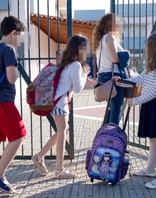 Μαθητές με τσάντες σε Δημοτικό Σχολείο