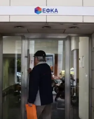 Συνταξιούχος ανοίγει την πόρτα του ΕΦΚΑ