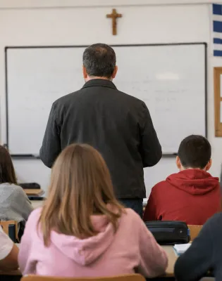Εκπαιδευτικός σε σχολείο με γυρισμένη πλάτη